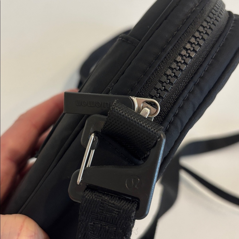 LULULEMON TEAM CANADA Future Legacy crossbody bag purse black OS unisex - Picture 6 of 16